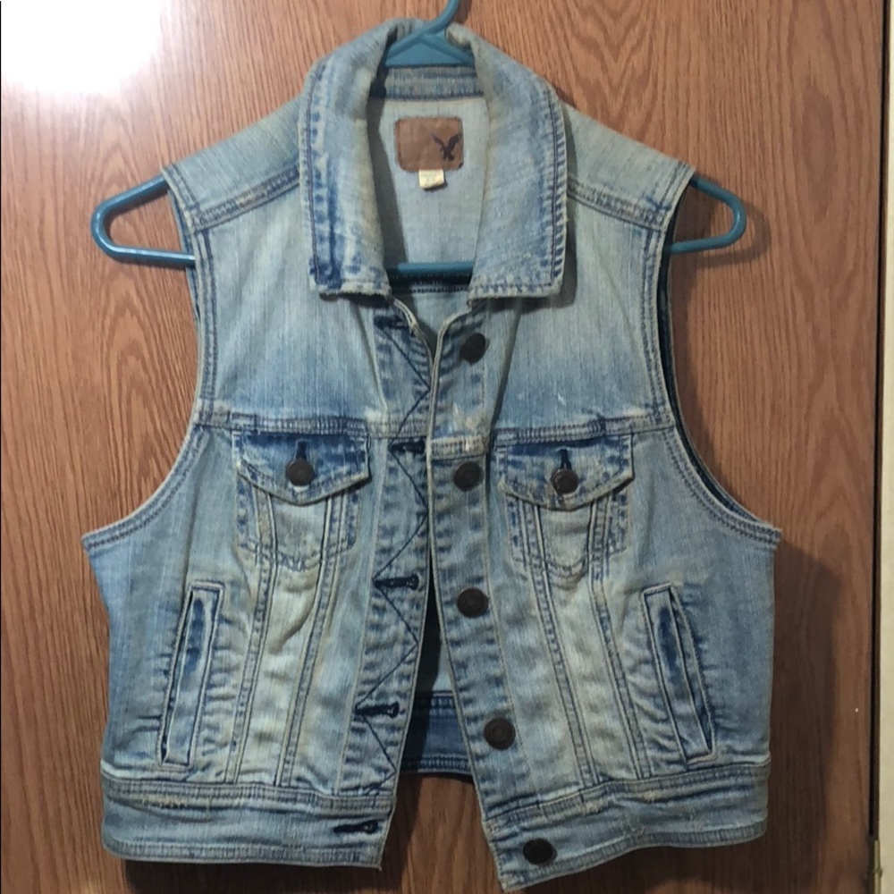 🔥🔥American Eagle Faded blue jean vest w/pockets